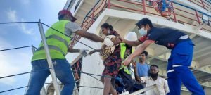 Ro’o Tranship II Falha Atraka Iha Porto Dili, Pasejeirus Tun Deit Husi Dalan Alternativa