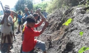 Intervensaun Governo Tarde, Komunidade Palistla Foti Inistiva Ke’e Estrada ho Distansia Kilometru 2 Resin