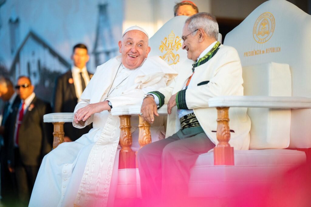 PAPA FRANCISCO INTERNADA IHA HOSPITAL GEMELLI TANBA PNEUMONIA BILATERÁL NO HATUDU NAFATIN SENTIDU HAMNASA